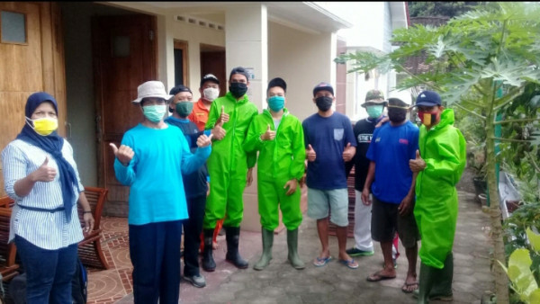 Seksi Lingkungan, Penyemprotan mandiri rt 1 rw 3 Padukuhan dan penyemprotan sekolah SD Bhaktikarya